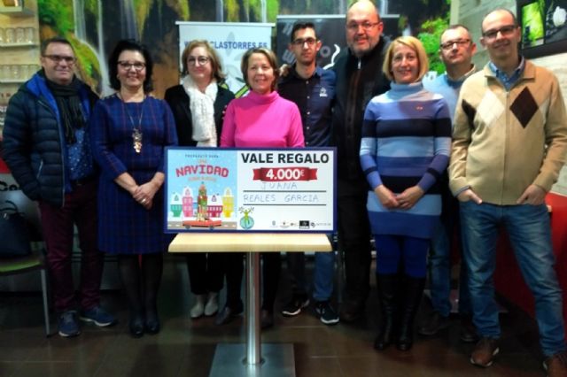 Juana Reales gana los 4.000 euros de la campaña de Navidad del Área Comercial Las Torres