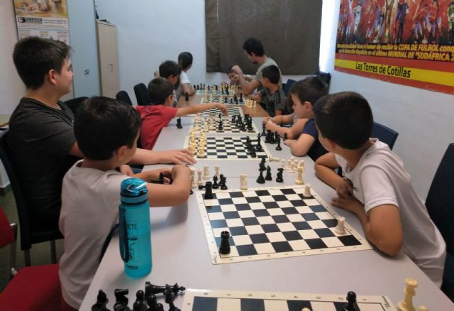 30 jóvenes participan en un taller de ajedrez en el polideportivo municipal
