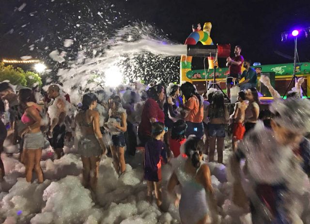 Juegos tradicionales y una gran fiesta de la espuma inician las fiestas patronales de Los Pulpites