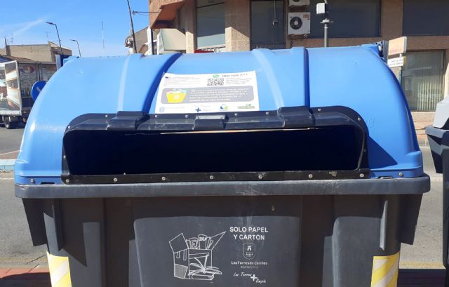 Vinilos informativos en los contenedores de Las Torres de Cotillas para facilitar el reciclaje