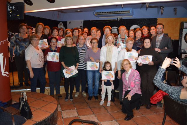 La asociación de mujeres 'Isabel González' le da un año más su toque dulce a la Navidad