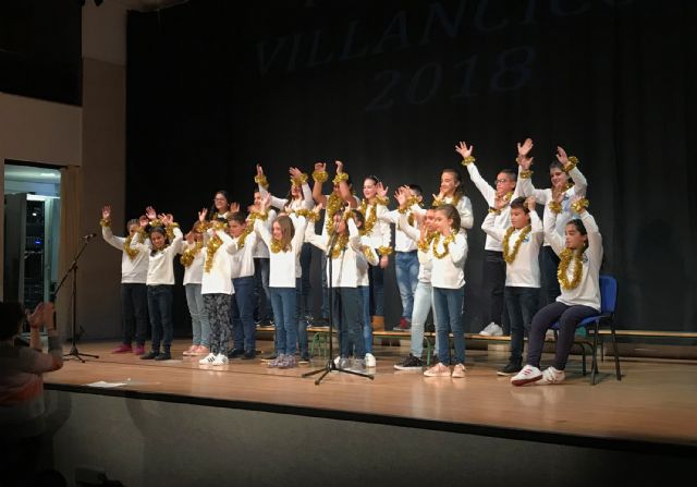 Casi 300 alumnos dan brillo a una nueva edición del festival escolar de villancicos