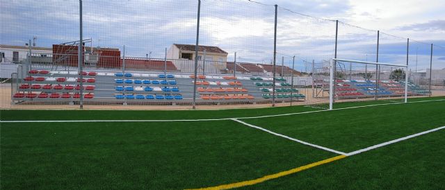 El campo de fútbol municipal Onofre Fernández Verdú ya luce renovado su césped artificial