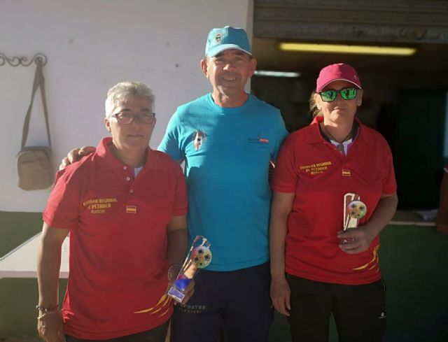 Las chicas del club de petanca La Salceda se proclaman campeonas regionales