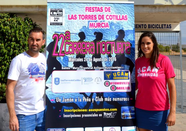 Los corredores de la 'XXII Carrera Nocturna Fiestas de Las Torres', con la camiseta de los deportistas de la UCAM