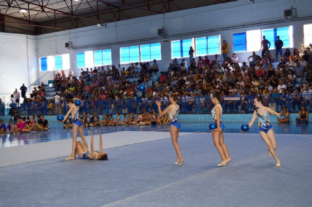 Más de un centenar de gimnastas participan en la exhibición de fin de curso de las escuelas locales