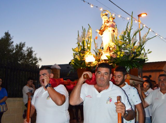 La virgen del Carmen procesiona por su barrio torreño con motivo de su festividad