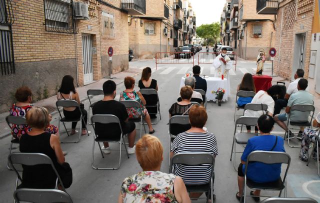 El barrio del Carmen homenajea a su patrona con una misa al aire libre