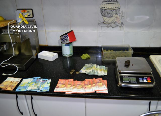 La Guardia Civil desmantela un punto de venta de droga al menudeo en un quiosco