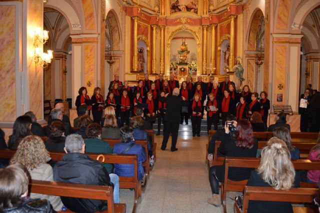 El teatro de los Álvarez Quintero con el Tejuba y la música de la coral 'Ménade' brillan en una nueva jornada navideña