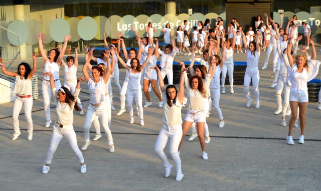 La academia de baile de Víctor Campos celebra su primer aniversario a ritmo de flashmob
