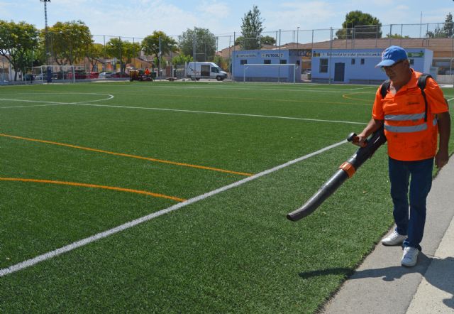 La Concejalía de Salud y Deporte afronta las labores anuales de mantenimiento del campo de fútbol 7