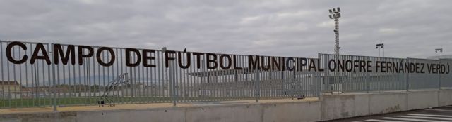 Reponen las letras metálicas que dan el nombre de Onofre Fernández Verdú al Campo Municipal de Fútbol