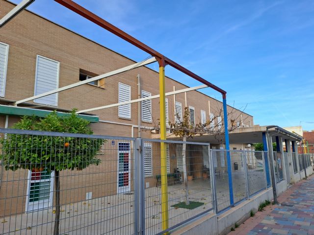 Instalación de escalera de emergencia en el Colegio Público 'Cervantes'