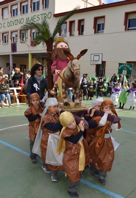 La procesión de 'Los Pasitos' del colegio 'Divino Maestro' cumple con su cita de Semana Santa