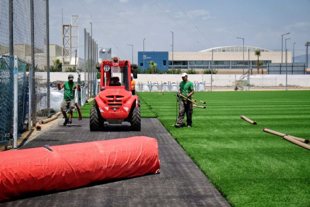 Comienza la renovación del césped del campo de fútbol municipal Onofre Fernández Verdú