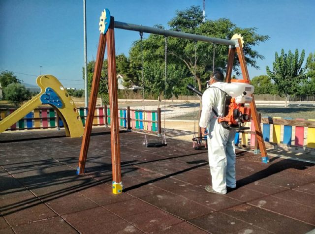 El Ayuntamiento emprende la desinfección de los parques infantiles del municipio