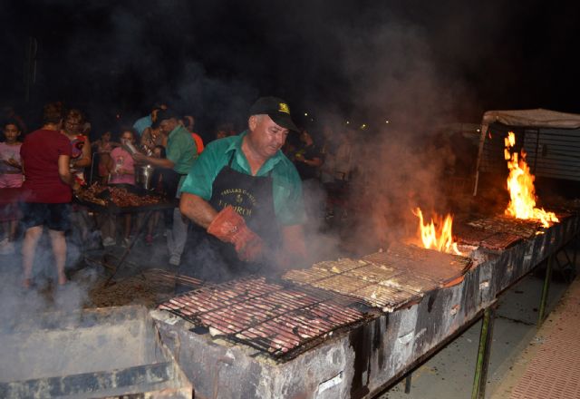 La 'Noche de la Brasa y la Zurra' reúne a cerca de 4.000 personas en la fiesta torreña de la gastronomía y la convivencia