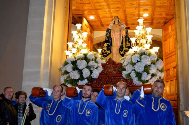 El azul y blanco de la procesión de la Virgen de los Dolores embarga la Semana Santa torreña