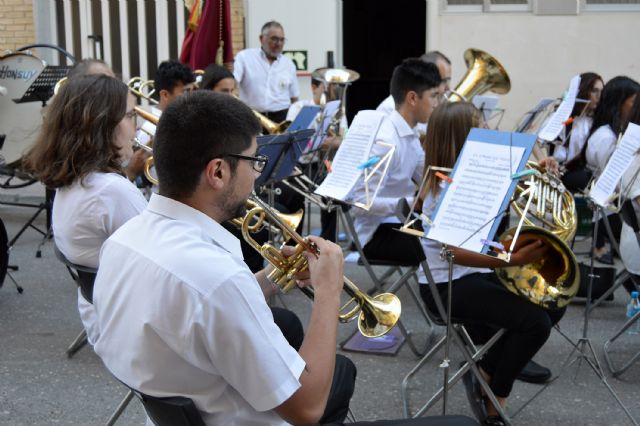 La banda de música hace parada en el barrio del Carmen para celebrar el 700° aniversario como mayorazgo del municipio