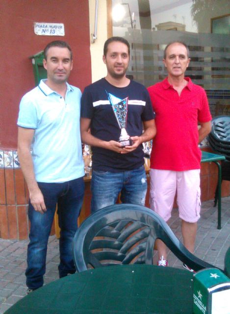 La asociación de tenis 'Las Torres' entrega los trofeos de su liga