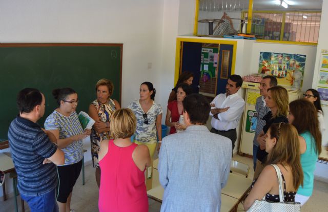 La consejera de Educación visita el colegio 'Vista Alegre' tras la renovación de su cubierta