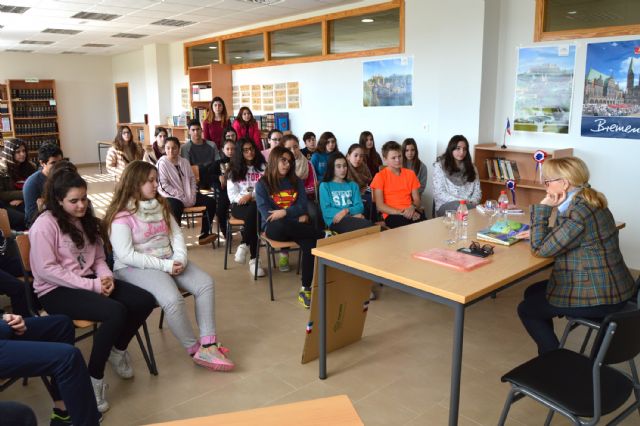Los alumnos de 1° de ESO del IES 'La Florida' disfrutan de un cuentacuentos en francés gracias al Consulado galo