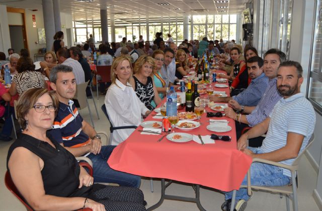 Multitudinaria comida de convivencia en el Centro Social de las Personas Mayores torreño por su 'Semana Cultural'