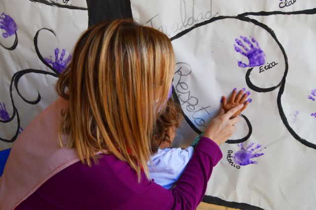 Las escuelas infantiles conmemoran el 25N con un árbol pintado a mano por los niños