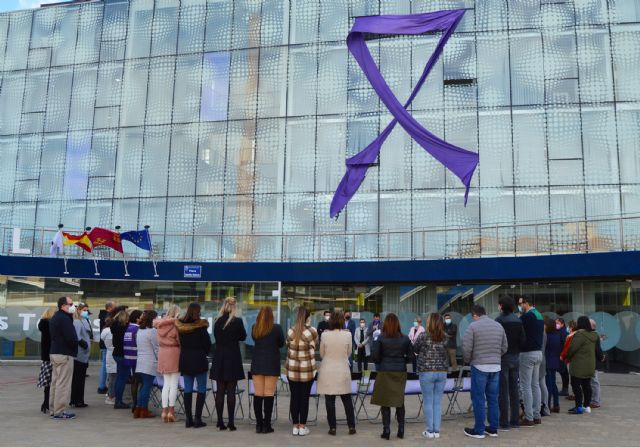 Homenaje en Las Torres de Cotillas a las 42 víctimas de la violencia de género en España en 2021