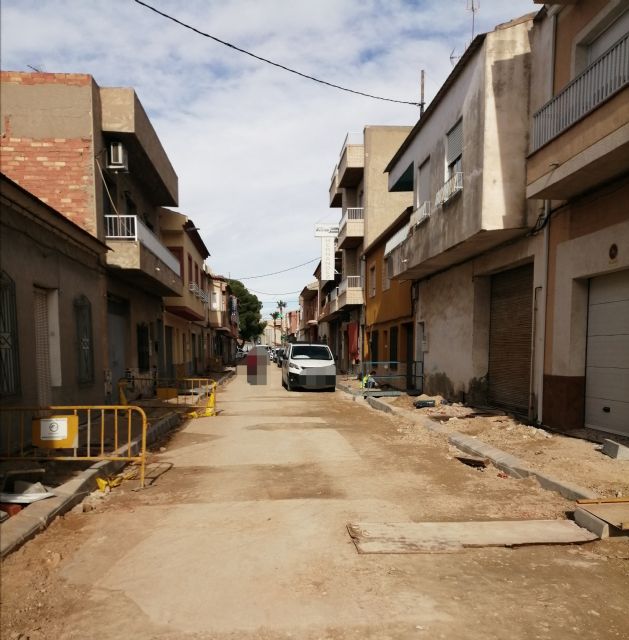 Cerca de una treintena de vecinos de la calle Pablo Neruda y el PP exigen al Ayuntamiento la construcción de una nueva red de saneamiento