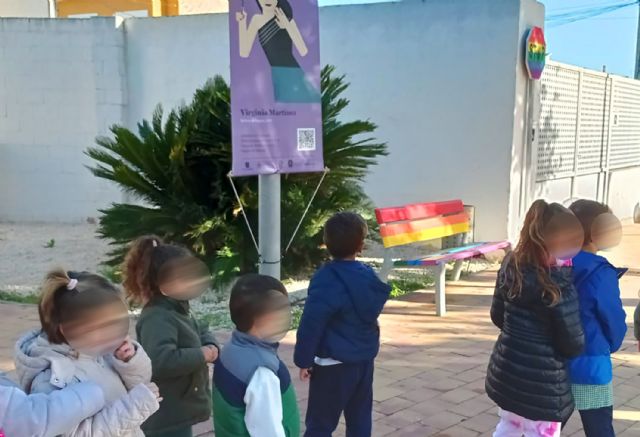 Alumnos de Primaria del CEIP 'Jesús Ferrer' visitan la muestra 'Pioneras', expuesta con motivo del 25N