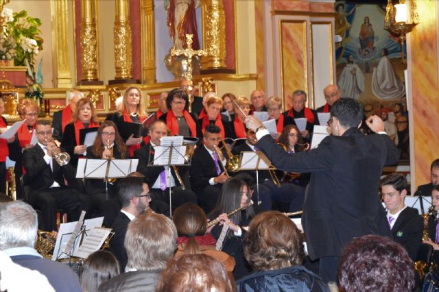 Gran concierto de Navidad de la coral 'Ménade' y la banda municipal en la iglesia de Nuestra Señora de la Salceda
