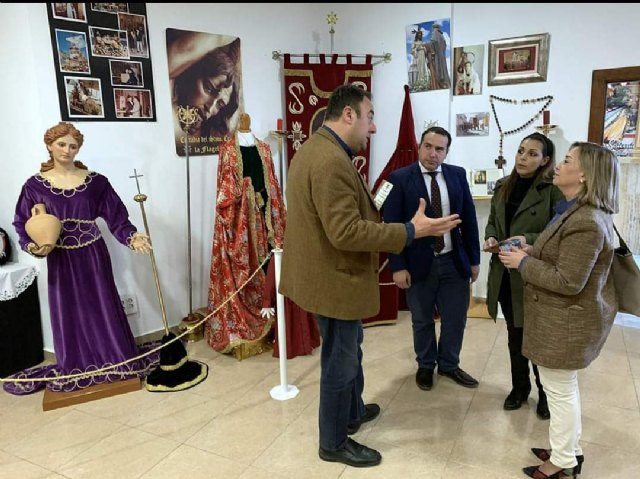 La directora general de Competitividad y Calidad Turísticas del Gobierno Regional visita la sede del Cabildo Superior de Cofradías