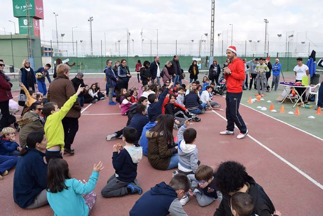 Gran apoyo a la fiesta solidaria de la escuela de tenis 'Las Torres entre raquetas'