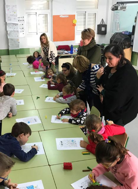Cerca de 40 menores disfrutan de la Escuela de Navidad en el colegio 'Joaquín Cantero'