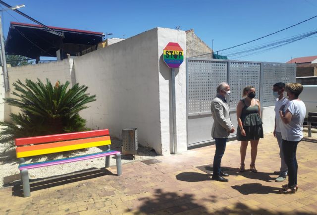 Bancos y señales arcoíris en Las Torres de Cotillas en apoyo de la diversidad sexual
