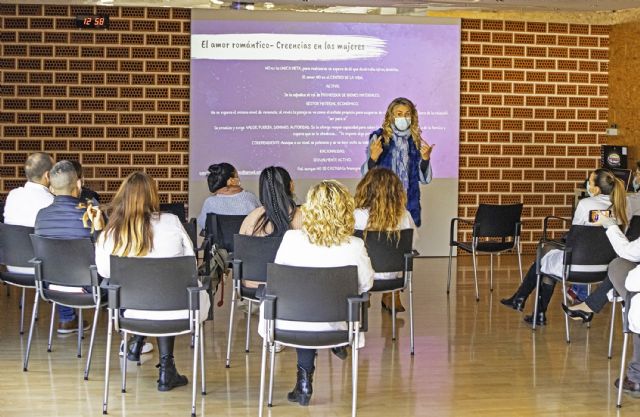 El CAVI imparte al personal de 'Fripozo' una charla sobre sensibilización en violencia de género