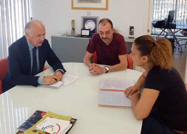 El alcalde torreño se entrevista con la asociación de vecinos del barrio del Carmen